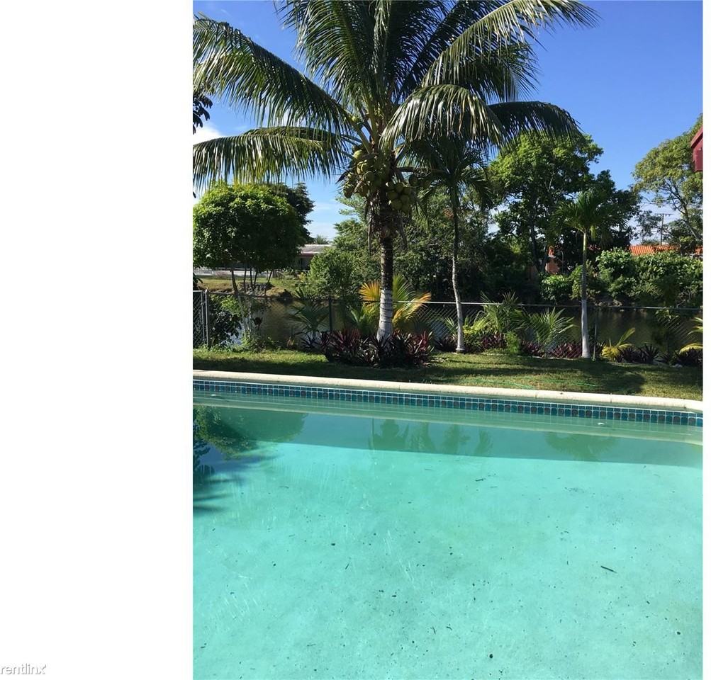 1620 SW 99th Ave - Photo 2 of 3