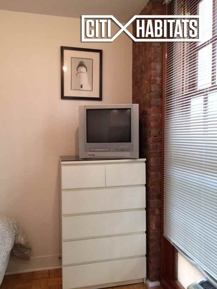 E 78th St #1K - Photo 3 of 10