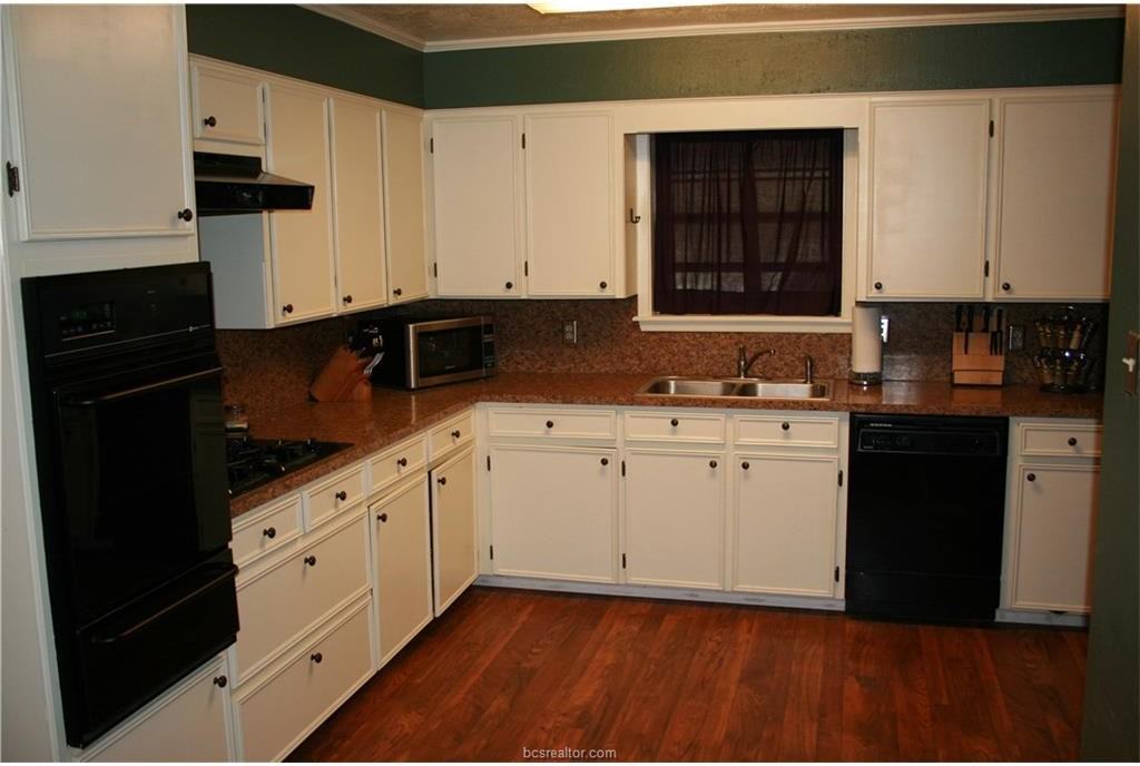 927 Braeswood Dr - Photo 3 of 16