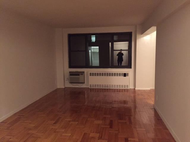 E 39th St