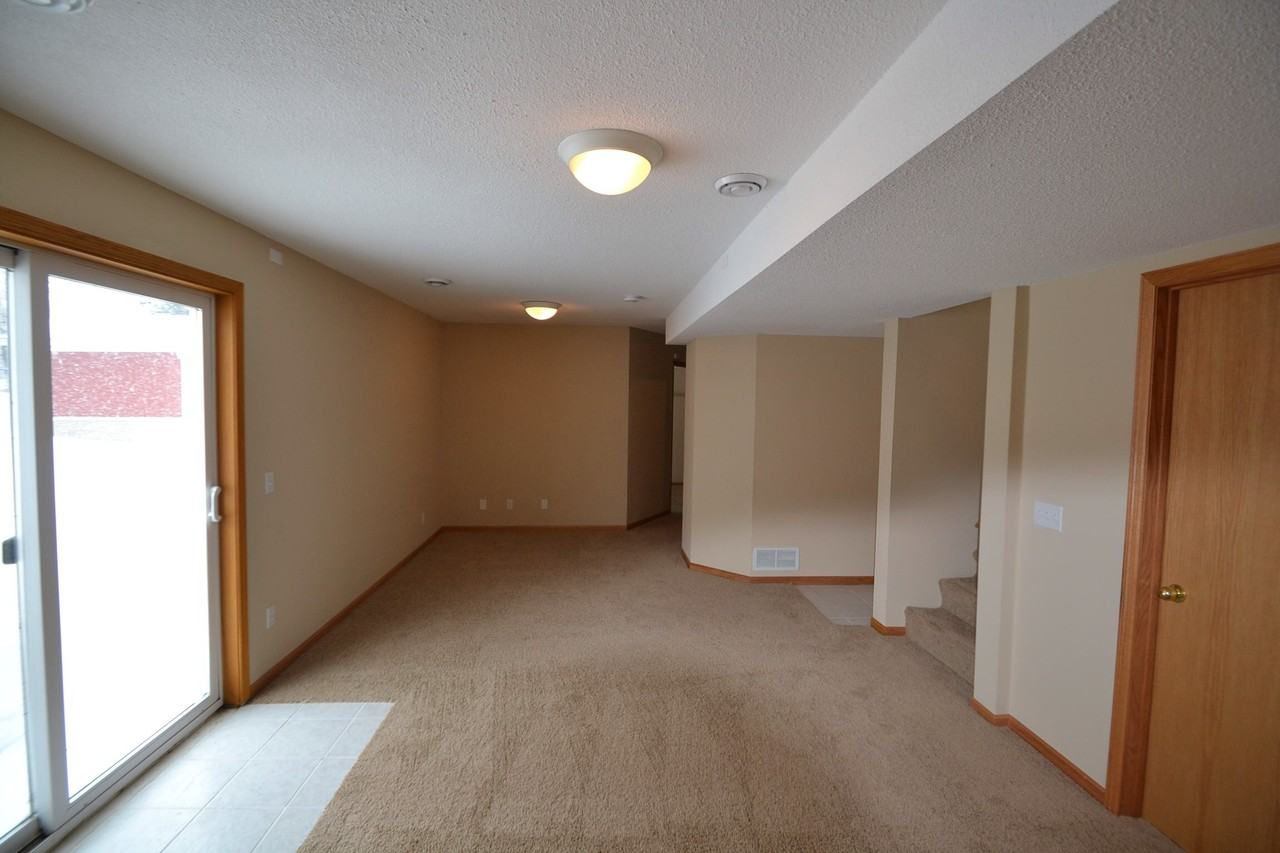 1311 Creekside Dr - Photo 2 of 10