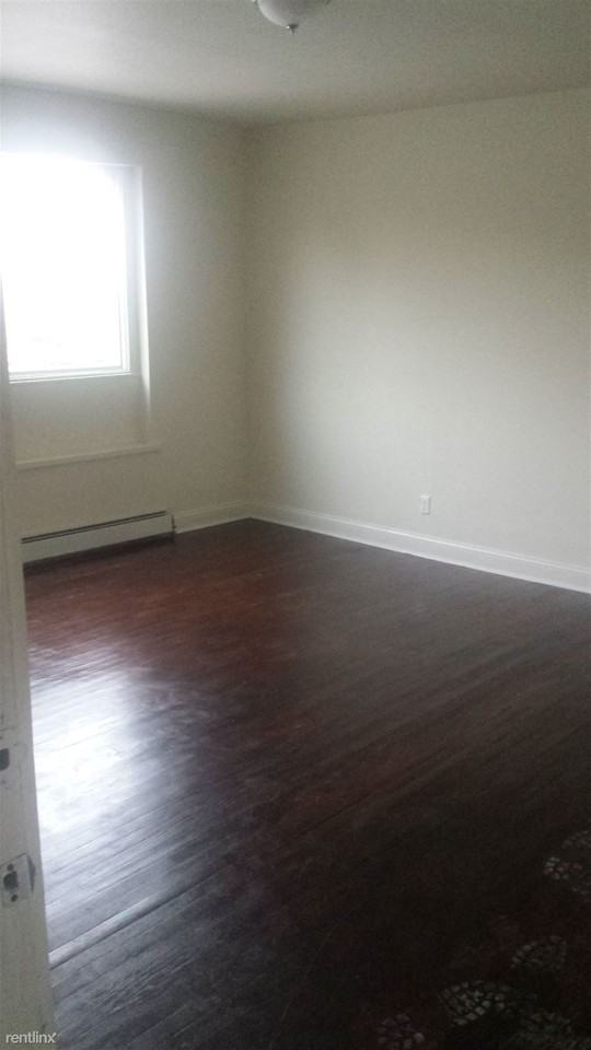 138 Clinton Ave - Photo 2 of 10