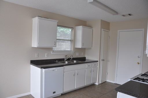 1703 Sylvia Ln - Photo 3 of 21