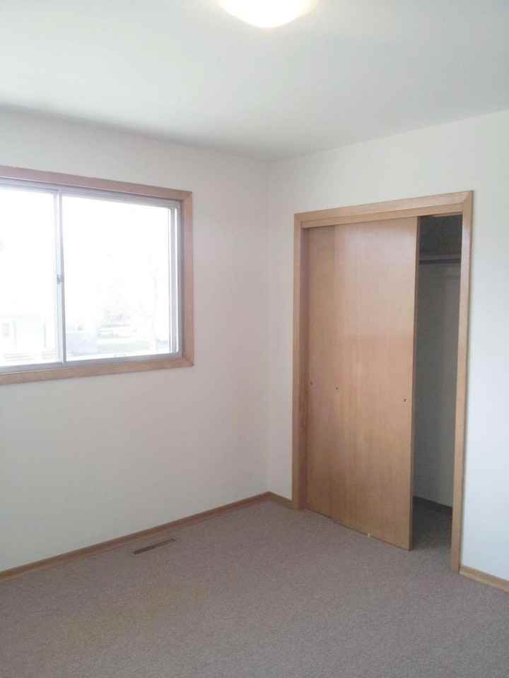 5211 50 Ave - Photo 3 of 7