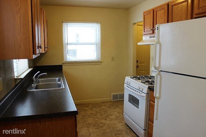 1104 Elgin St - Photo 3 of 8