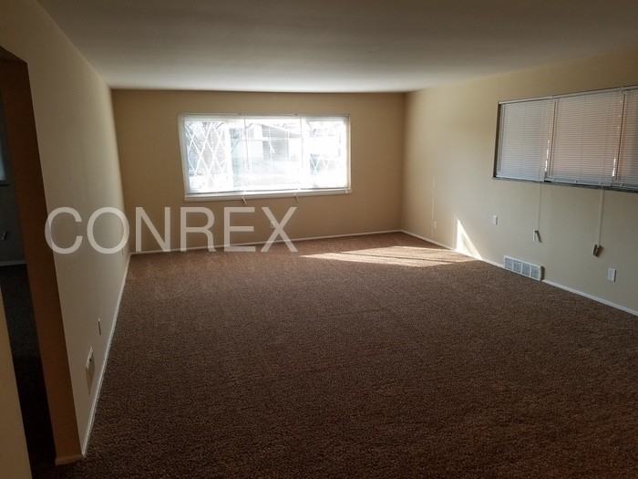 942 Vacationland Dr - Photo 2 of 11