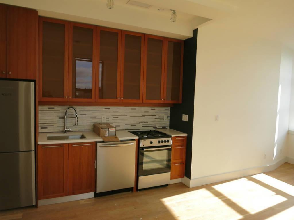 573 Metropolitan Ave #72X