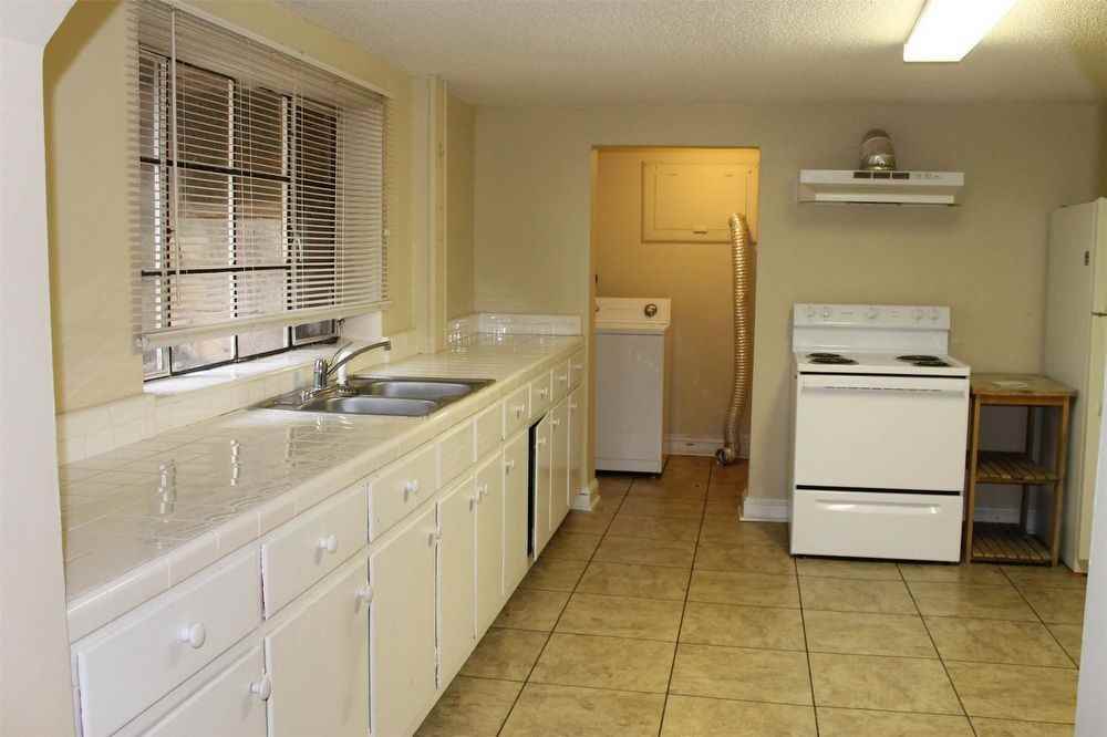 105 Pineland Cir - 3 - Photo 3 of 4