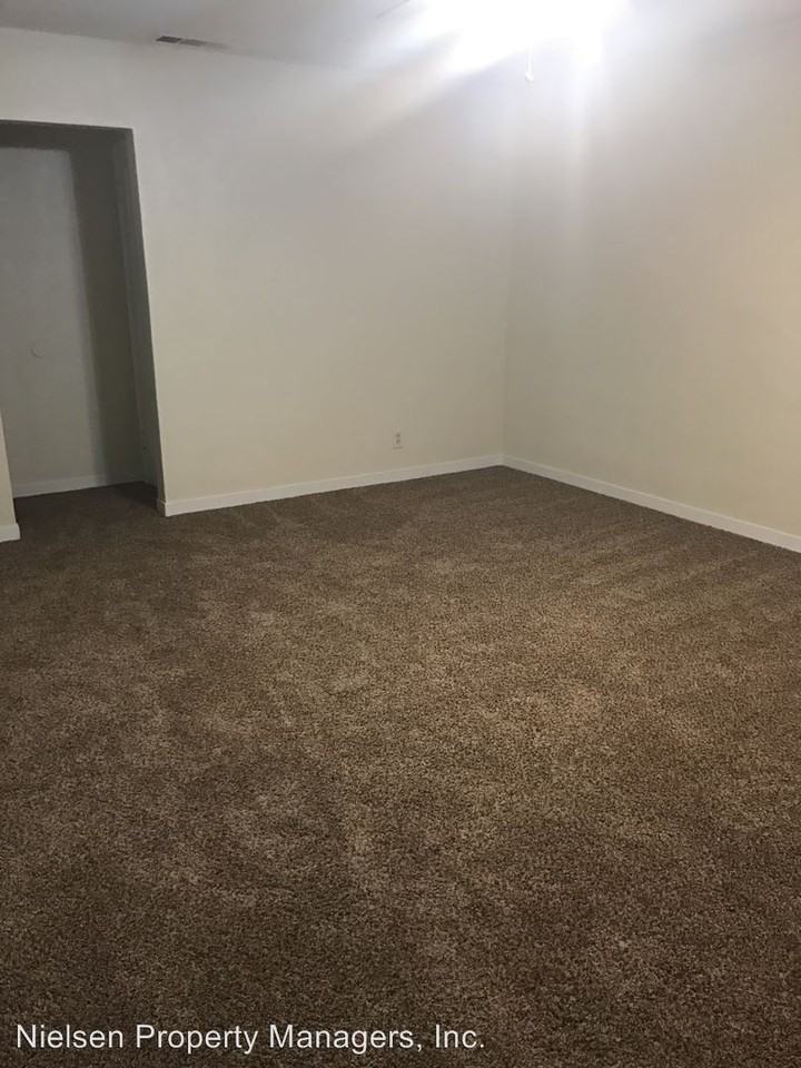 731 Poplar Ave - Photo 3 of 6