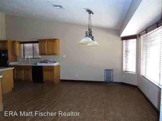 10196 Fairway Ln - Photo 2 of 20