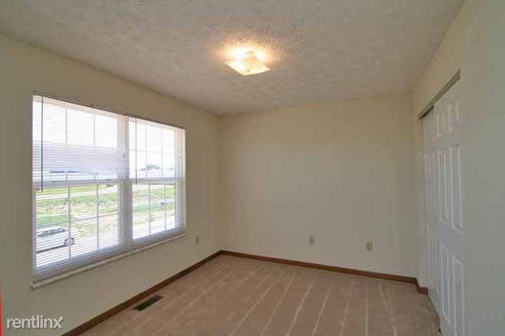 2746 Stonebridge Ct - Photo 2 of 9