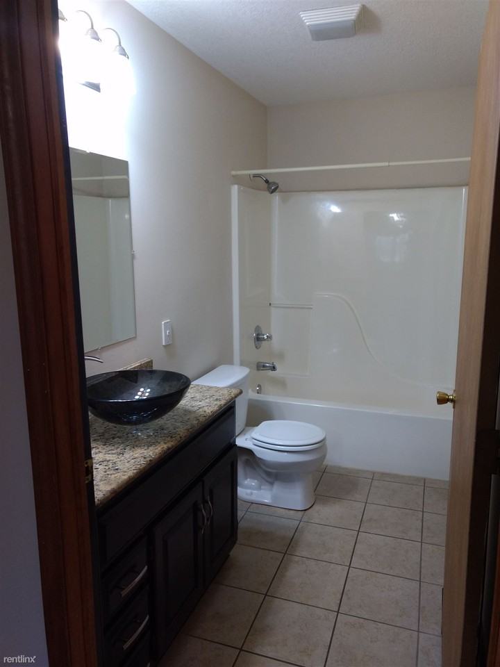 275 N Walnut St - Photo 2 of 10