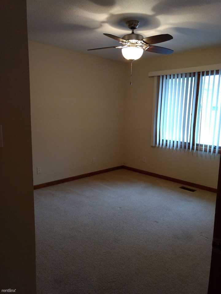 275 N Walnut St - Photo 3 of 10