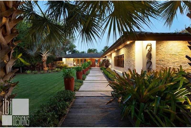 2425 Barcelona Dr - Photo 3 of 8