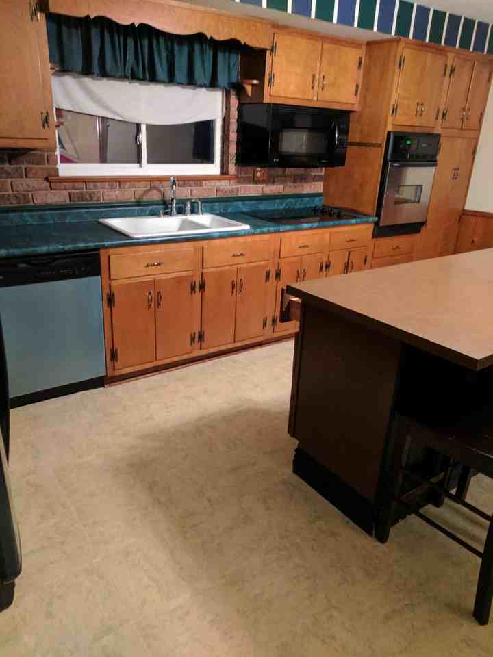 1528-1450 Graeme Way - Photo 2 of 3