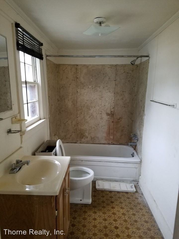 1701 S Church St - Photo 2 of 8