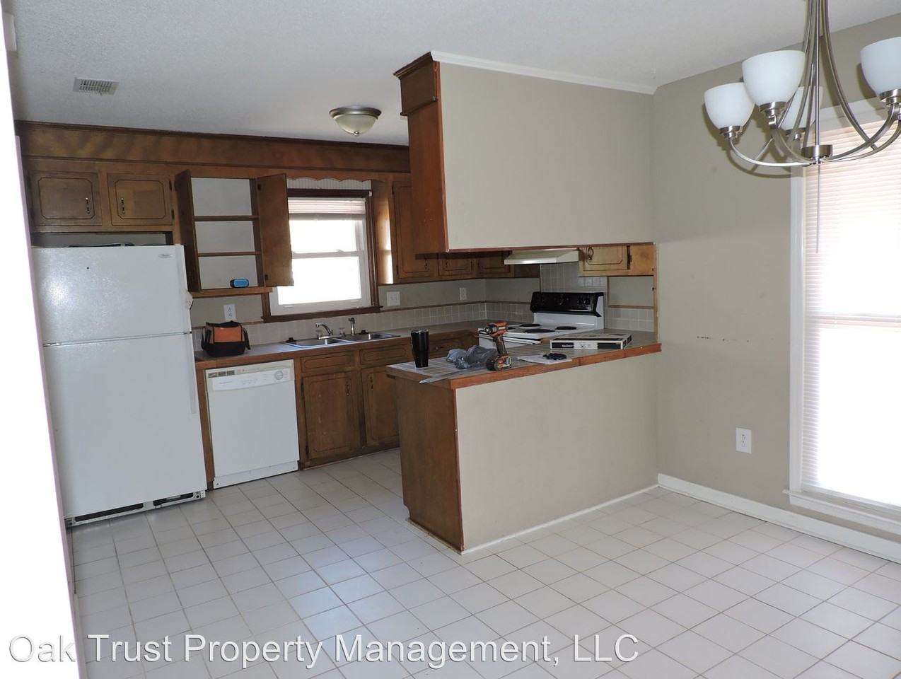 1112 Hampton Dr - Photo 3 of 12
