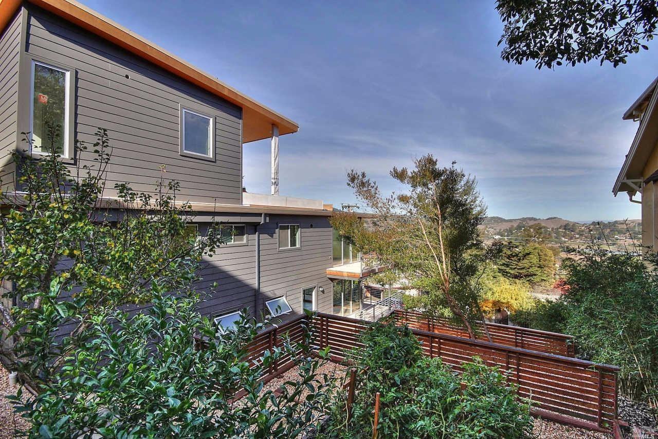 132 California Ave - Photo 3 of 23