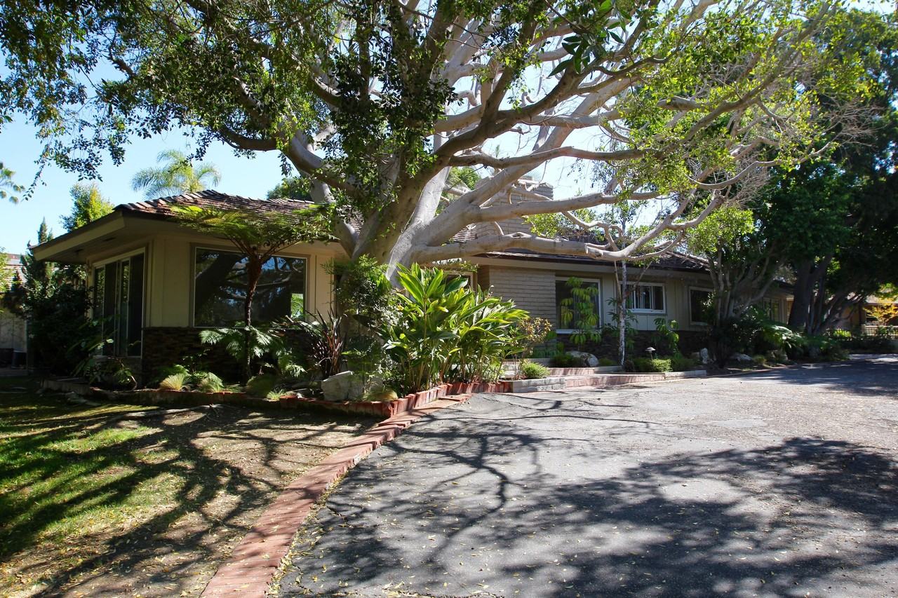 2141 Mesa Dr - Photo 2 of 4