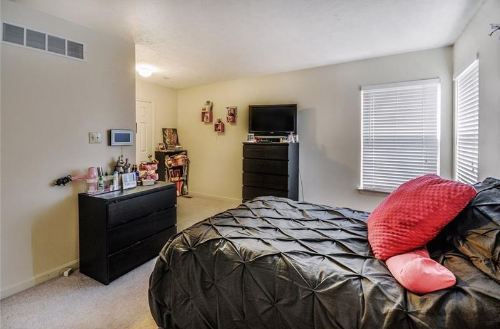 140 Oakbrook Cir - Photo 2 of 5