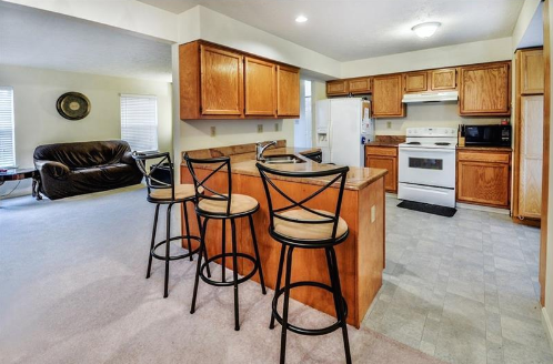 140 Oakbrook Cir - Photo 3 of 5