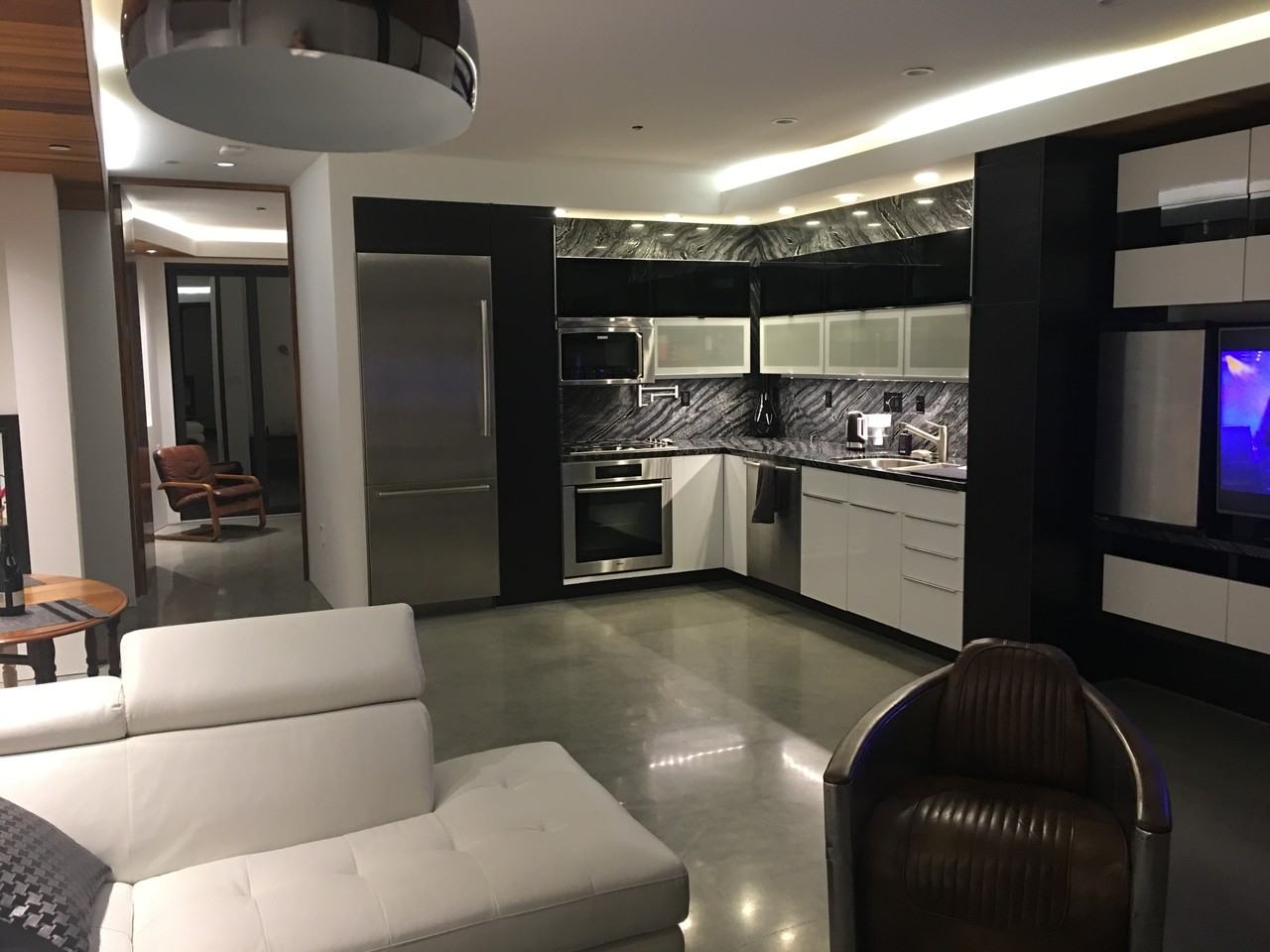 1888 Green St - Photo 2 of 7