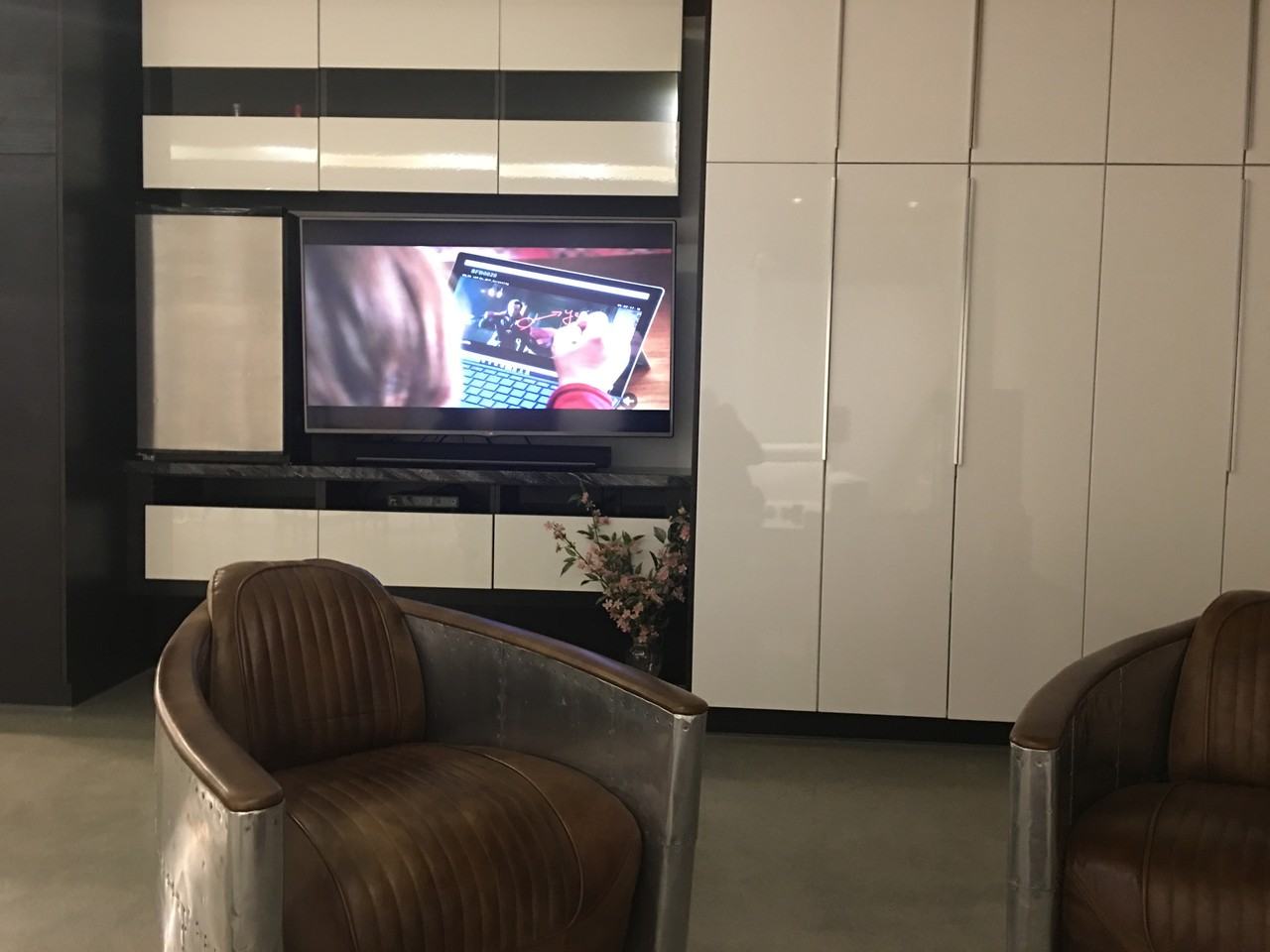 1888 Green St - Photo 3 of 7