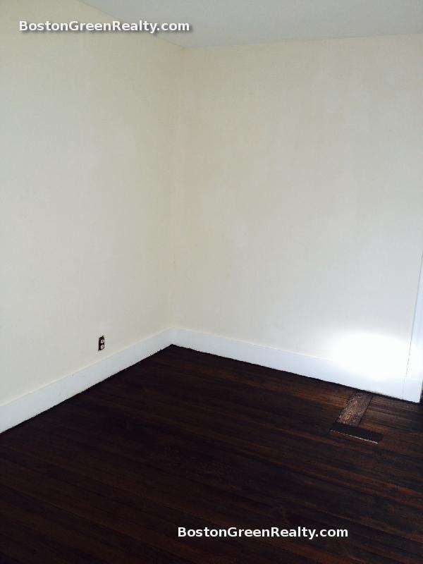 590 Shirley St 2 - Photo 2 of 10