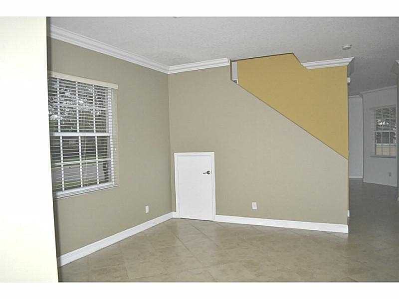 3371 Lakeside Dr 27 - Photo 2 of 9