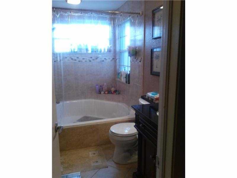 9045 Lake Park Cir S - Photo 3 of 8