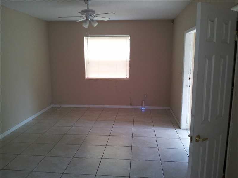 3025 NW 5th St - Photo 3 of 5