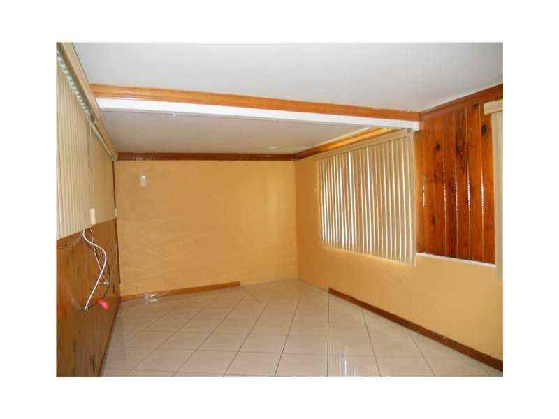 19341 NE 1st Pl - Photo 2 of 7