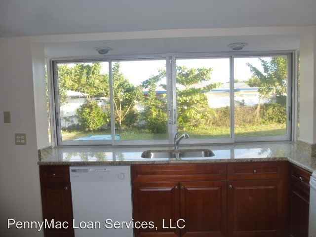 1067 SW 28th Ave - Photo 3 of 18