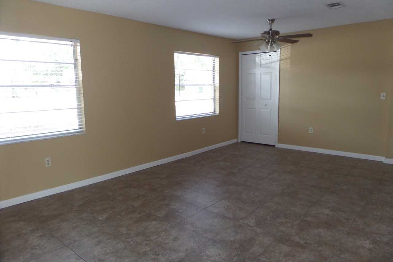 2212 Spring Cir - Photo 2 of 11