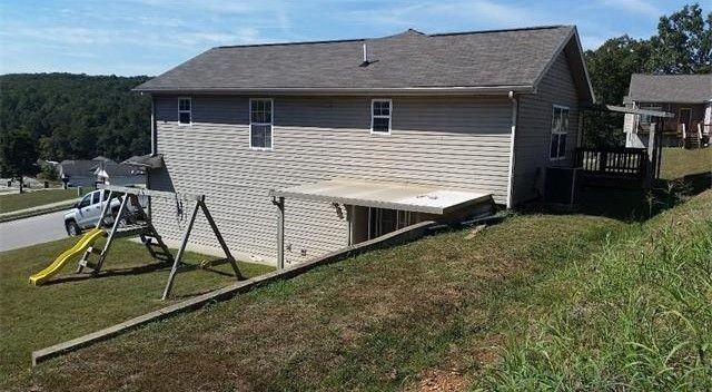 100 Lakeview Ct - Photo 3 of 17