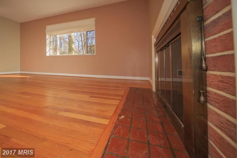 3137 Valley Ln - Photo 3 of 27