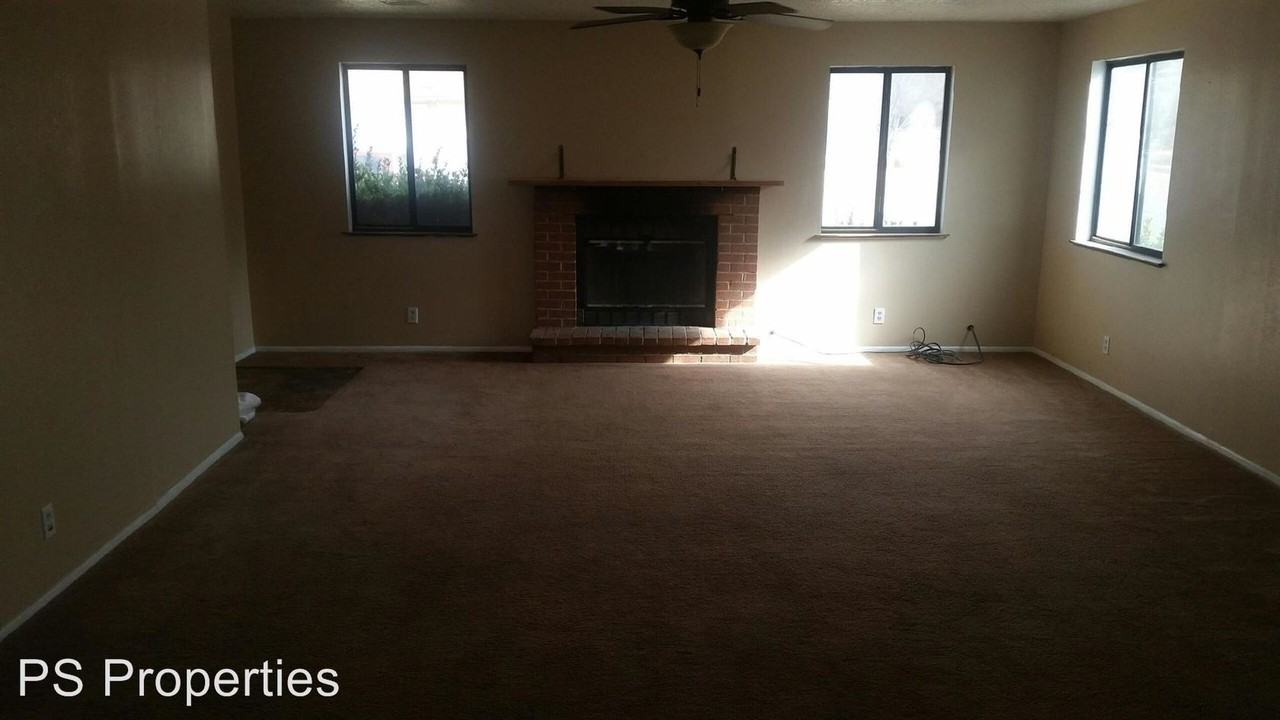 2401 Martha St NE - Photo 3 of 6