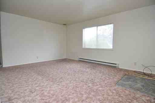 210 SE Lane Ave - Photo 2 of 4