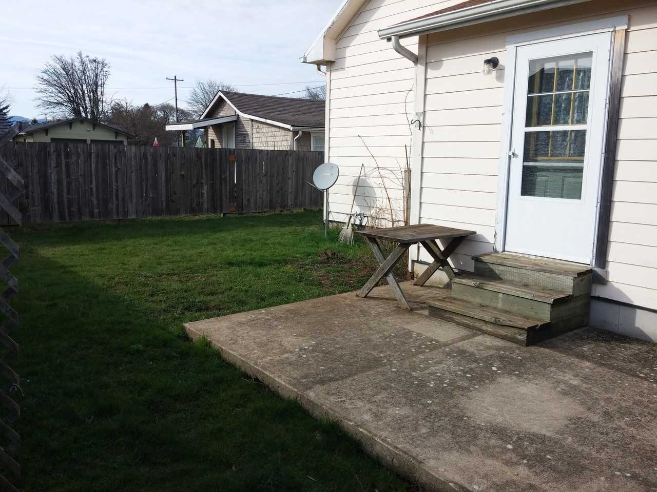 1057 SE Miller Ave - Photo 3 of 13