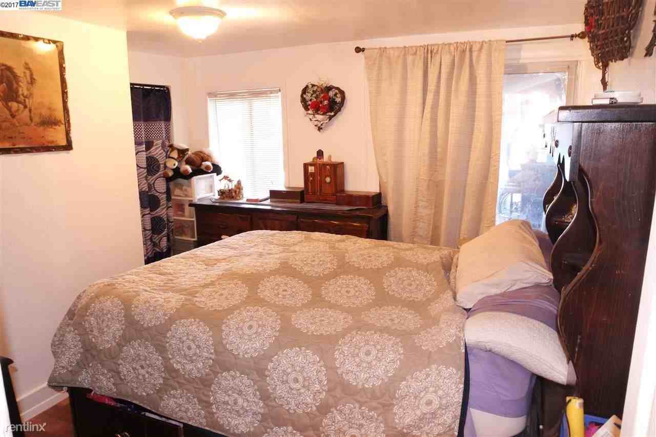 1005 70th Ave - Photo 3 of 18