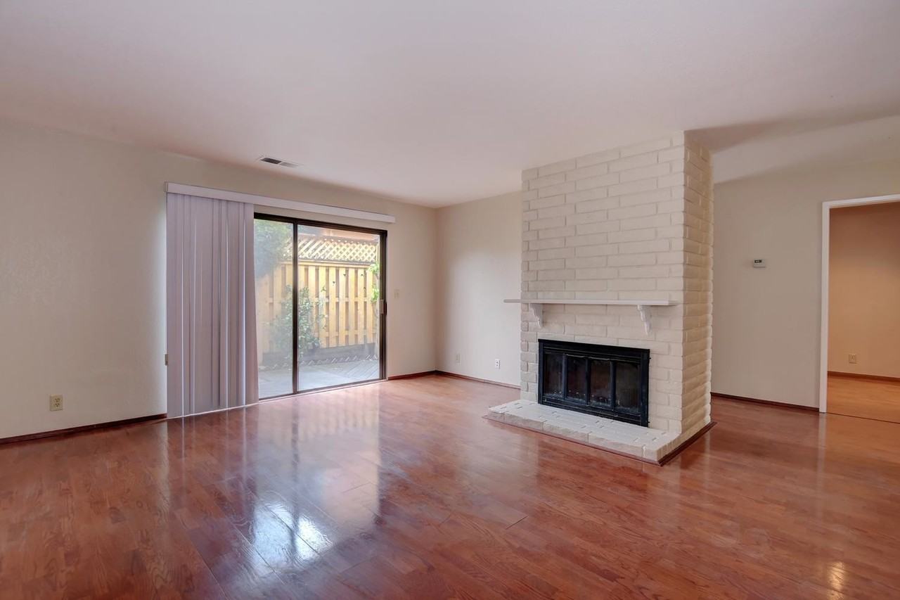 12097 Atrium Dr - Photo 3 of 9