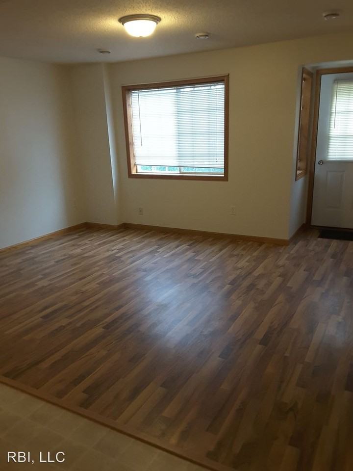 307 1st Ave SW - Photo 2 of 6