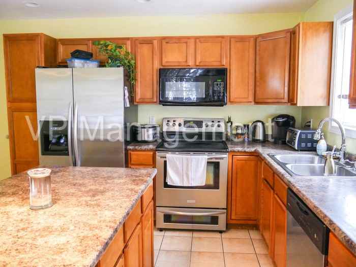 2-98 Beverly St - Photo 2 of 8