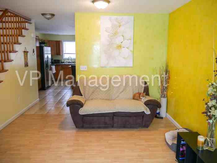 2-98 Beverly St - Photo 3 of 8