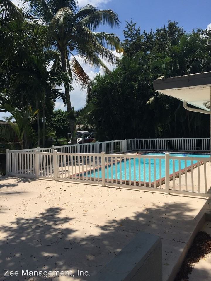 9570 Sun Isle Dr NE - Photo 3 of 23