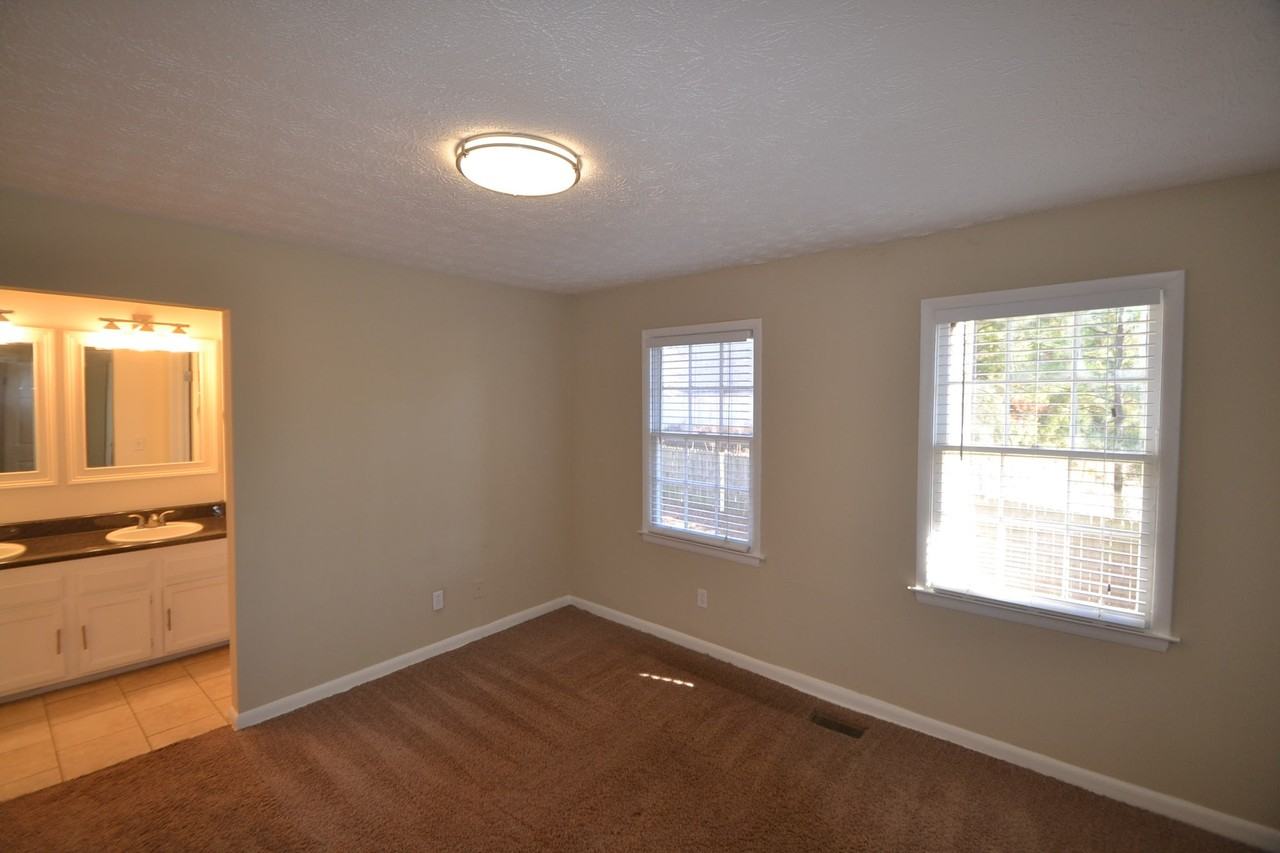 1186 Vickers St SE - Photo 3 of 4