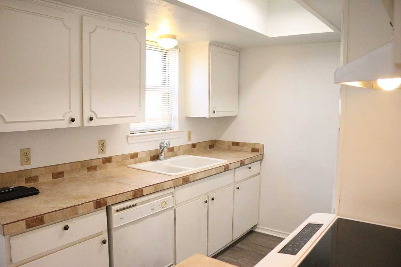 3924 Sun Valley Ct - Photo 3 of 5