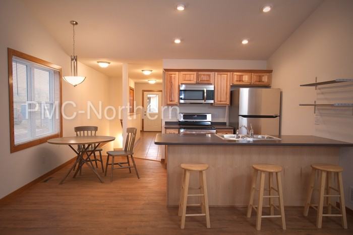 560 Cherry Ln - Photo 3 of 15