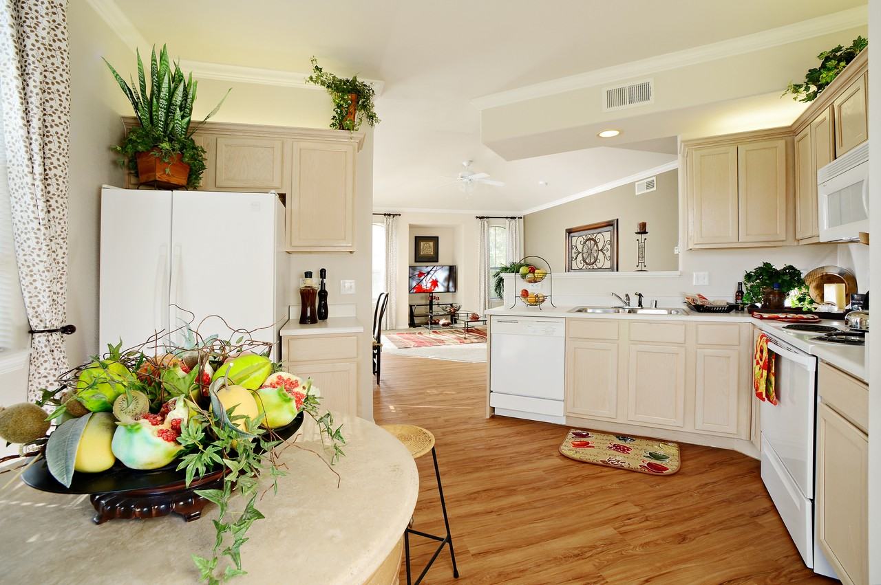 Villas on Hampton Avenue - Photo 3 of 23