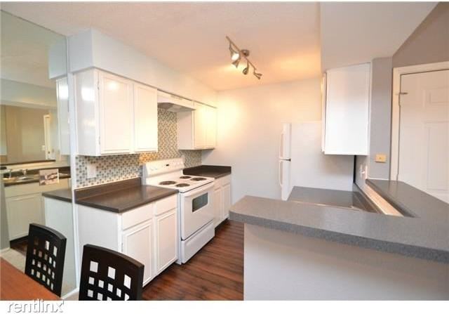 Hyde Park Oaks - Photo 3 of 7